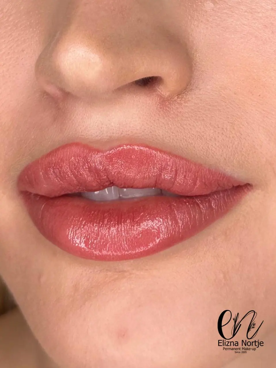 Glossy lips with healed ombré effect and subtle shimmer.